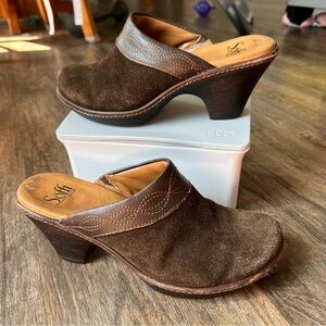 Sofft Women’s Brown Leather Suede Slip On Clog Mule 8M Embroidery Detail